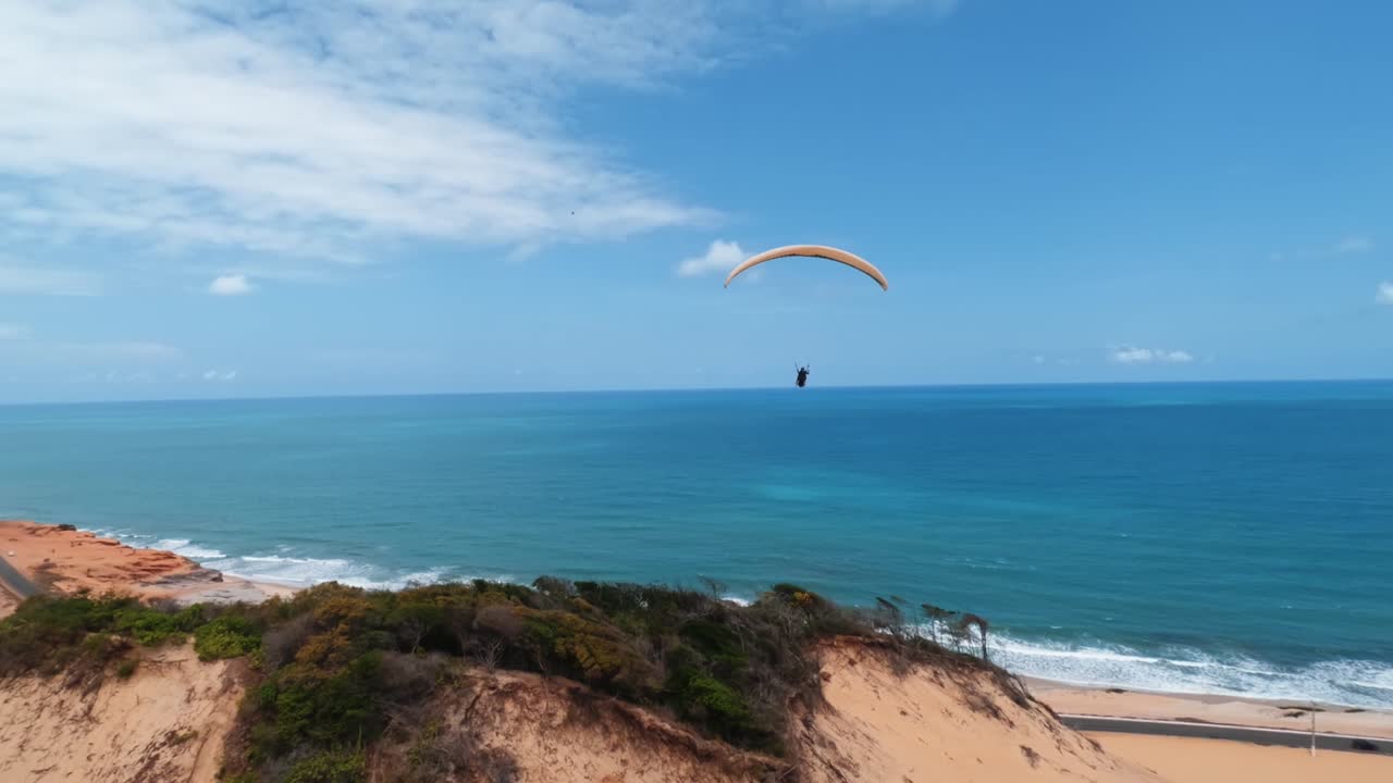 parapente en el hermoso noreste tropical de brasil en un cálido y soleado día de verano cerca de pipa en rio grande do norte, brasil