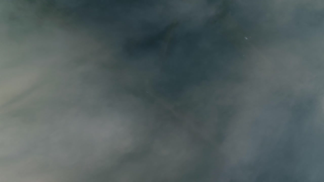 ポーランドの漁業湖の上のゆっくりと移動する霧の空中