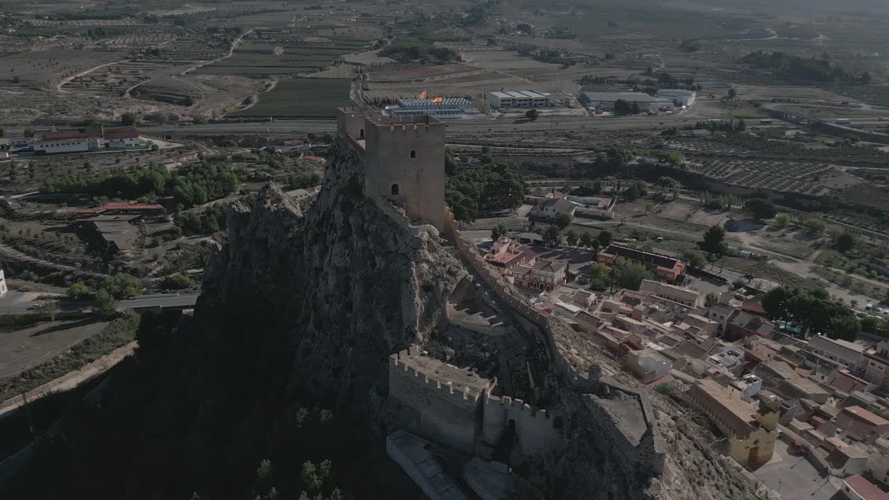 castillo histórico en una colina con vistas a la ciudad de biar en alicante, españa, vista aérea