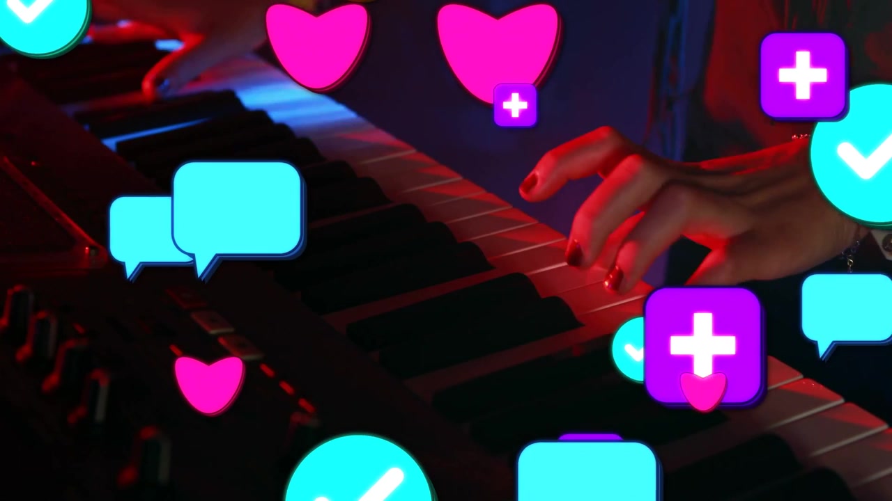 Kvinde spiller keyboard i røde og blå lys, skaber musikalsk stemning med reaktionsikoner, der skjuler hænderne.