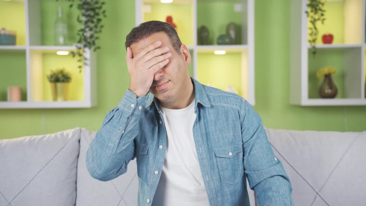 hombre avergonzado, metiéndose en problemas.