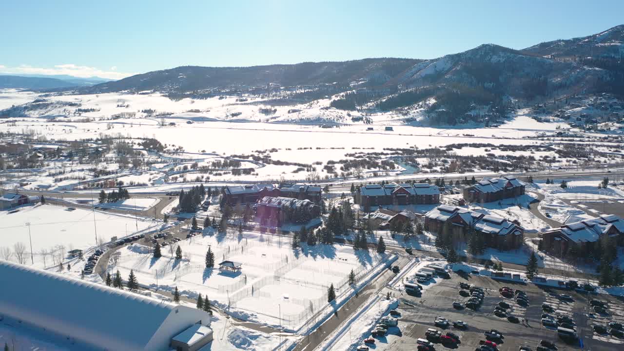 Panorama di una catena montuosa aspra e una stazione sciistica innevata in una giornata invernale soleggiata a Steamboat Springs, Colorado.