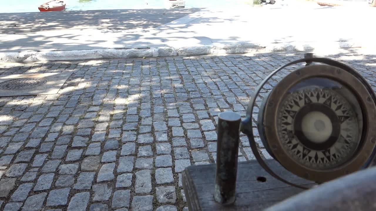 화창한 날 열대 만 앞 나무 투구와 나침반