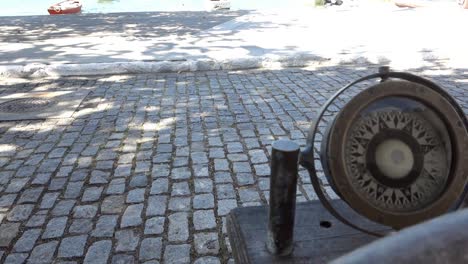 timón de madera y brújula frente a la bahía tropical en un día soleado