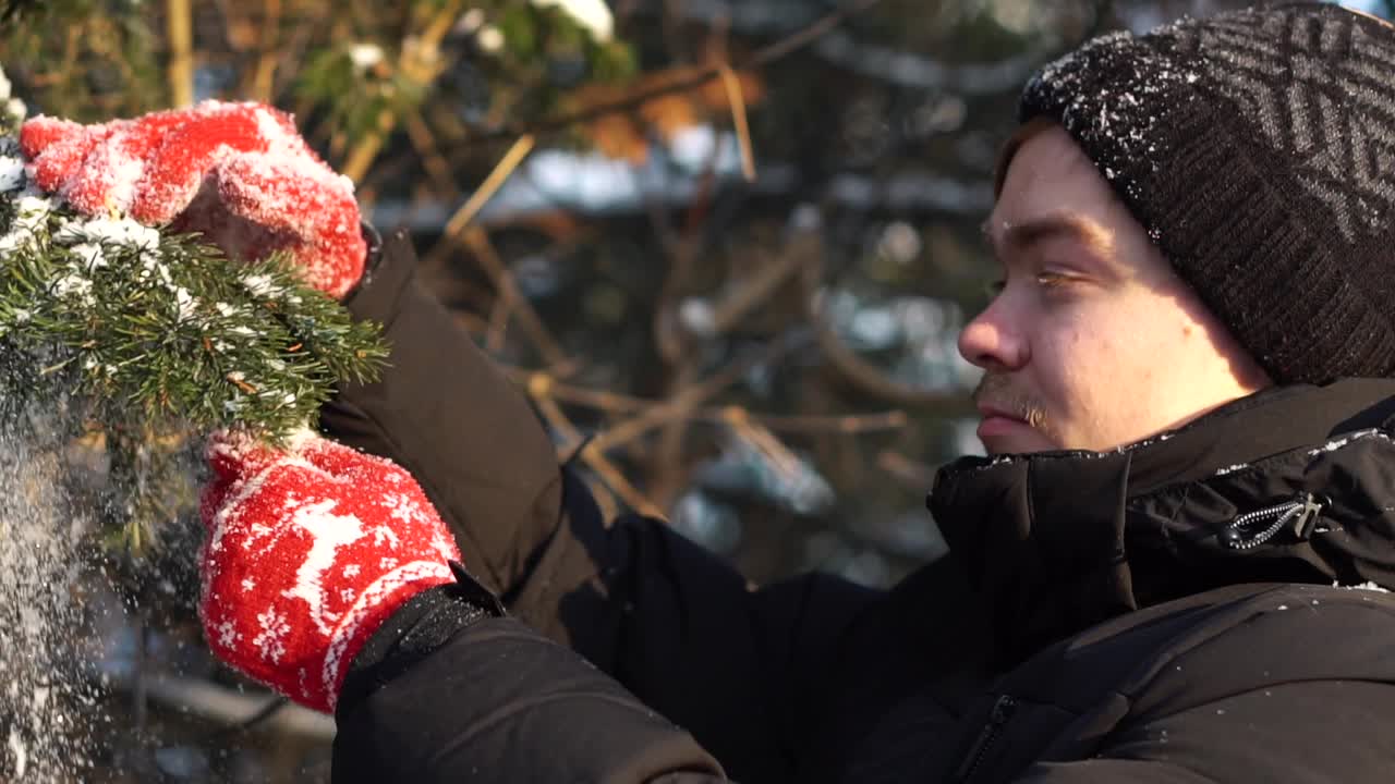 겨울의 숲에서 젊은 남자