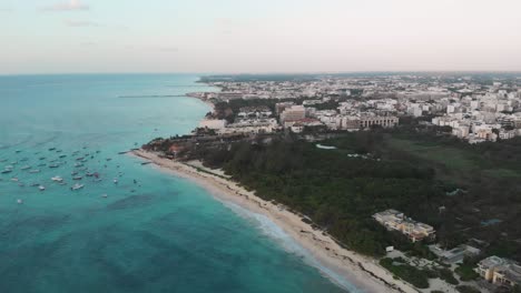 hermosa vista aérea 360 de la playa avenida colosio en la ciudad costera mexicana de playa del carmen, quintana roo