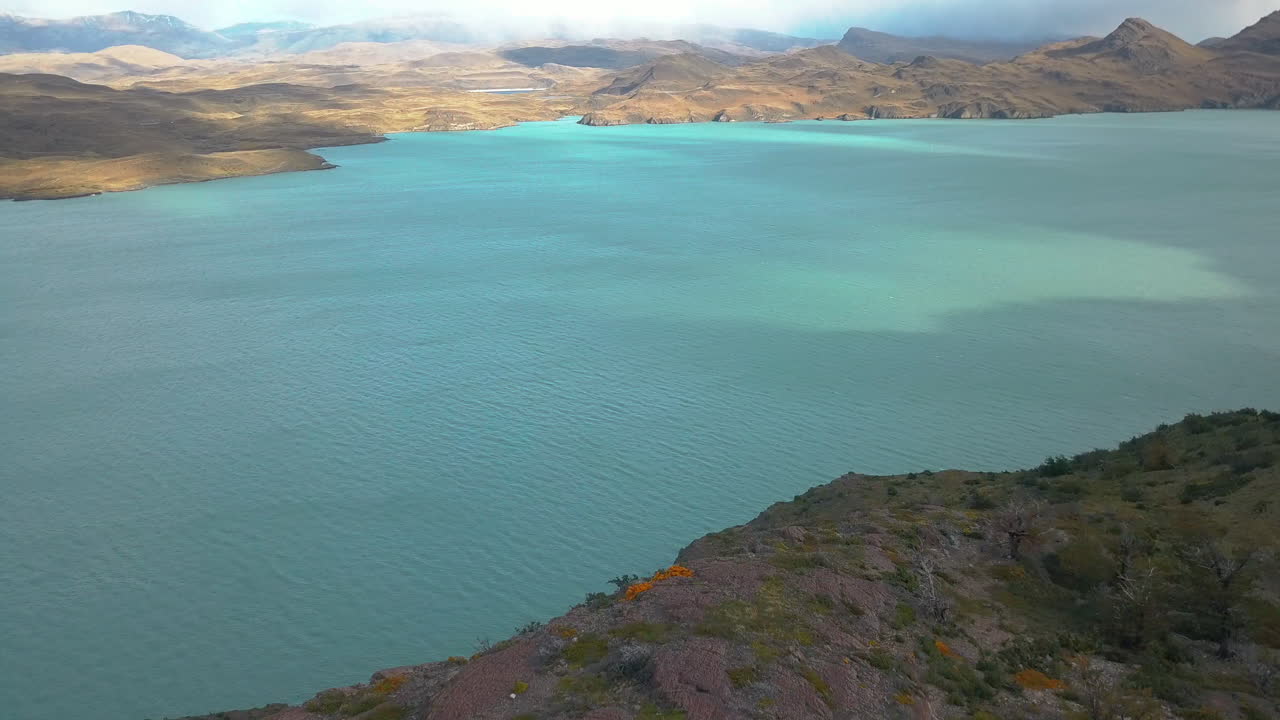 풍경이 아름다운 파타고니아 야생의 산길을 따라 트레킹하는 러너를 날아다니는 공중 드론 뷰