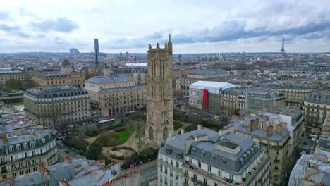 Torre-Saint-Jacques-Y-Plaza-Con-La-Torre-Eiffel-Al-Fondo,-Boulevard-De-Sebastopol-En-París,-Francia