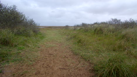 Weite-Aufnahme-Eines-Sandweges-Mit-Watt-Im-Hintergrund-Bei-Theddlethorpe,-Dünen,-Nationales-Naturschutzgebiet-Bei-Saltfleetby