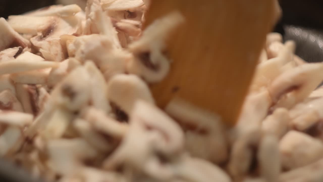 cucinare funghi a fette in una padella