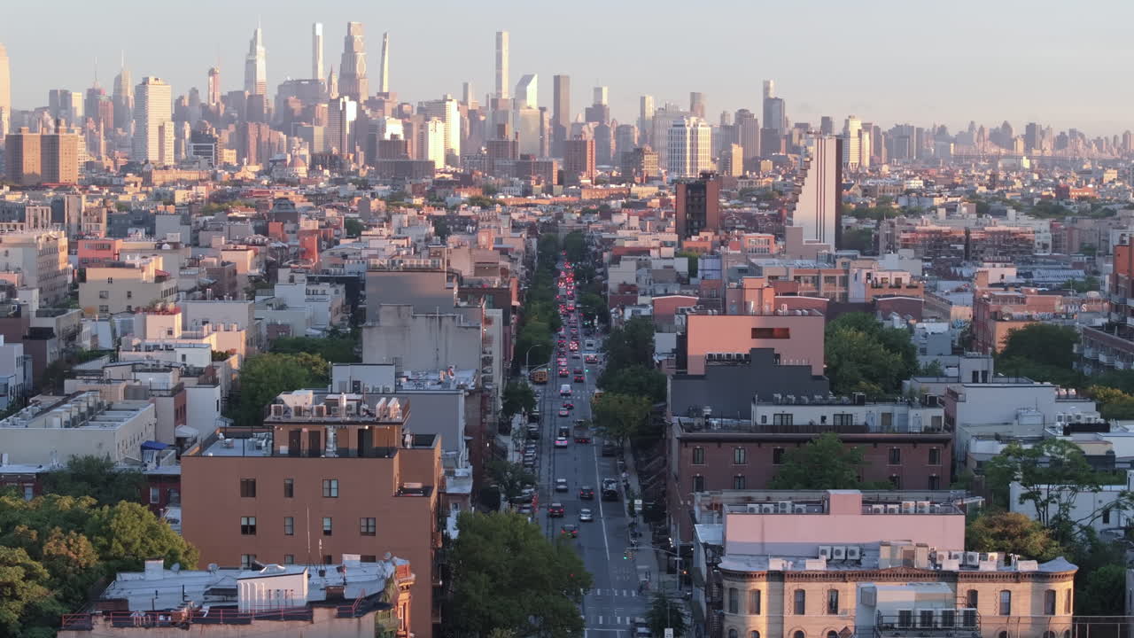 해가 지고 있는 뉴욕 시의 하늘을 공중에서 볼 수 있습니다.