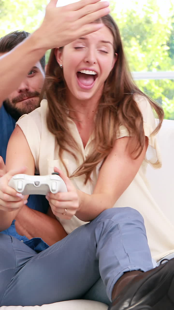 Coppia felice di giocare ai videogiochi
