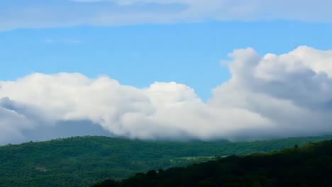 hermoso paisaje con nubes sobre colinas verdes