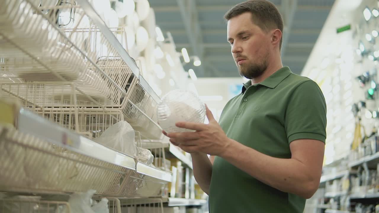 hombre comprando platos en una tienda de comestibles