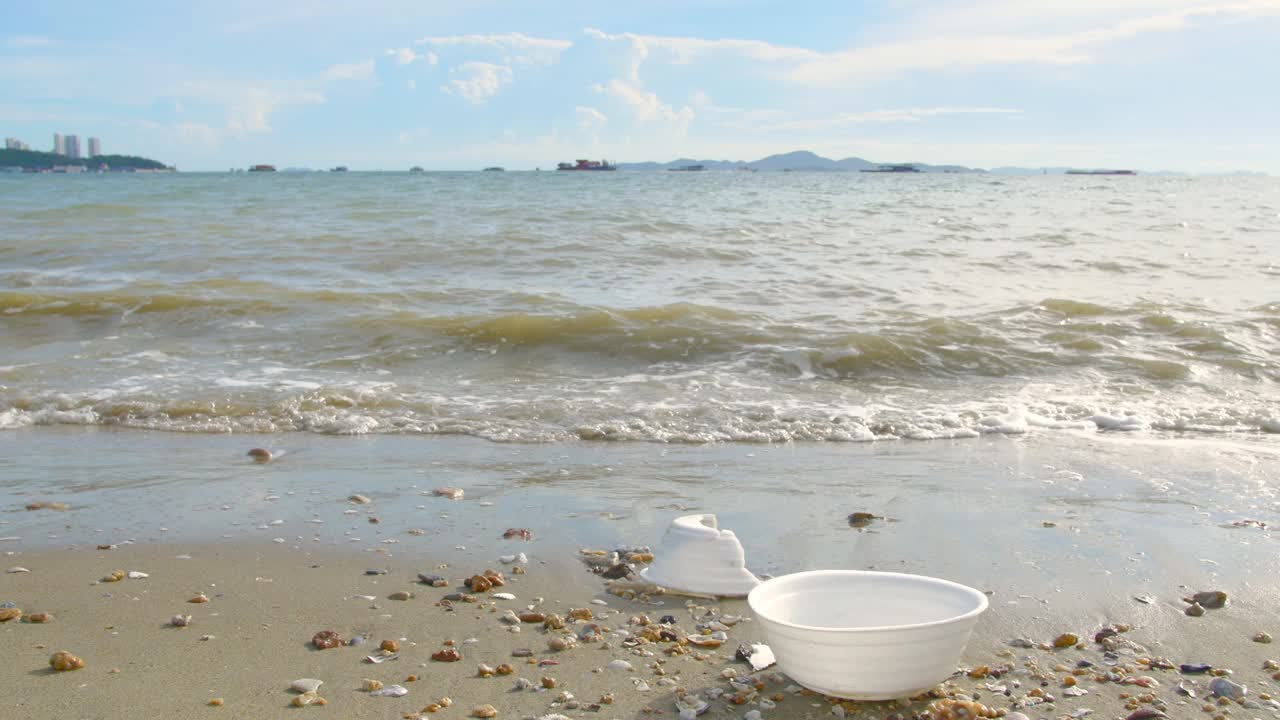 해변에 쓰레기 플라스틱 컵