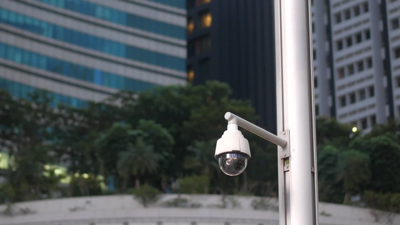 Telecamera di sicurezza in un ambiente urbano
