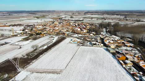 Vista-Aérea-De-Un-Pueblo-Nevado,-Llamado-Arcos-De-La-Polvorosa,-En-La-Provincia-De-Zamora,-España