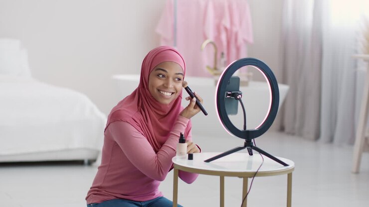 Donna musulmana che dimostra l'applicazione del trucco