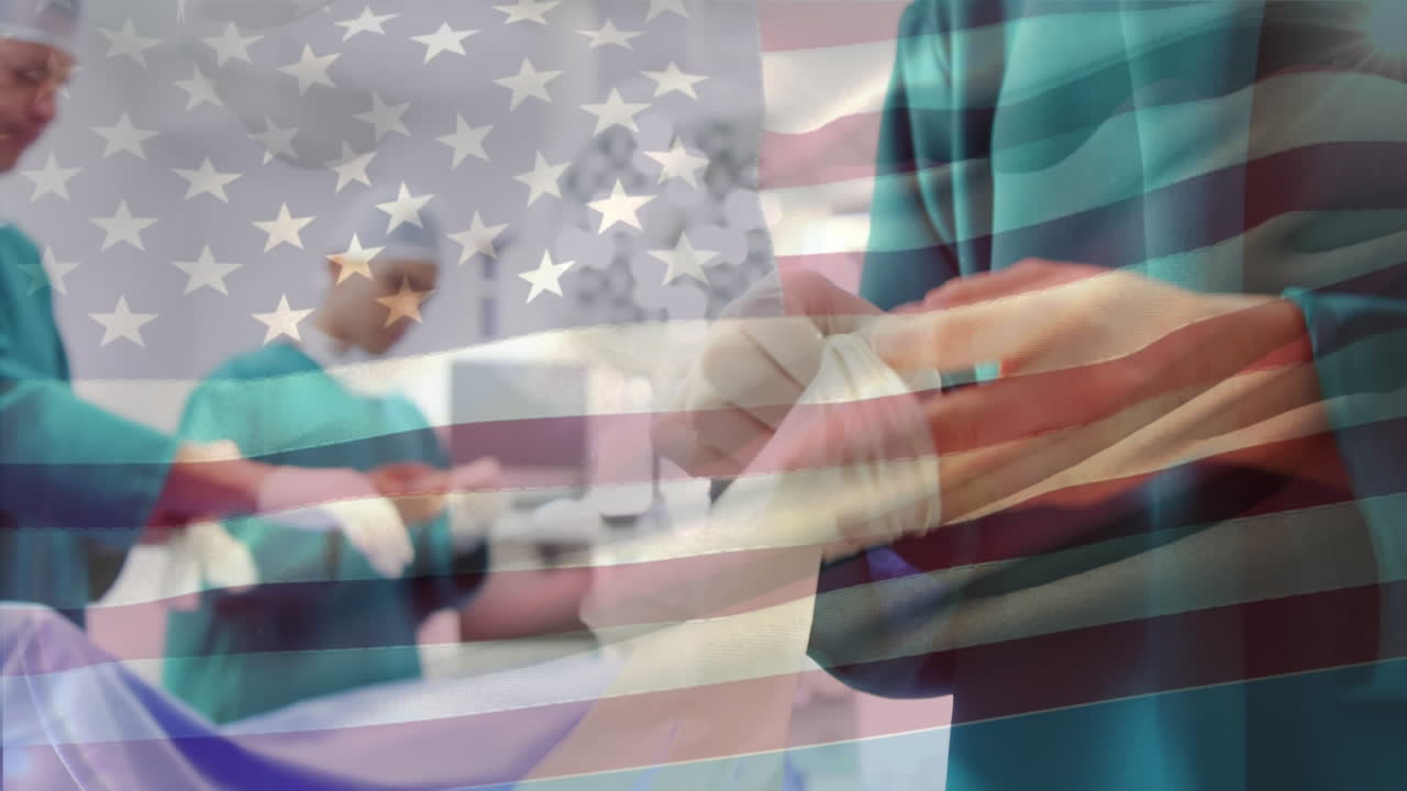 animación de agitar la bandera de los estados unidos contra la sección media de un cirujano que usa guantes quirúrgicos en el hospital