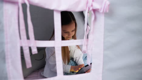 niña pequeña en casa.