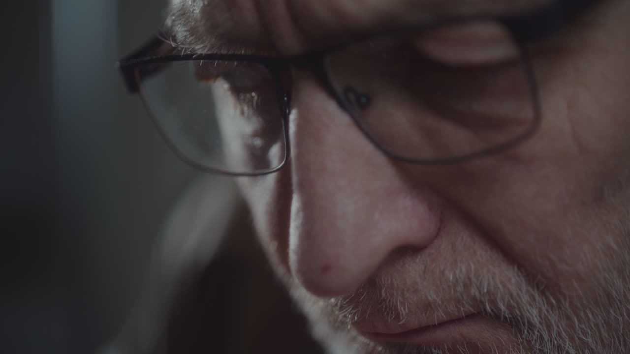 el espía escucha grabaciones discretas.