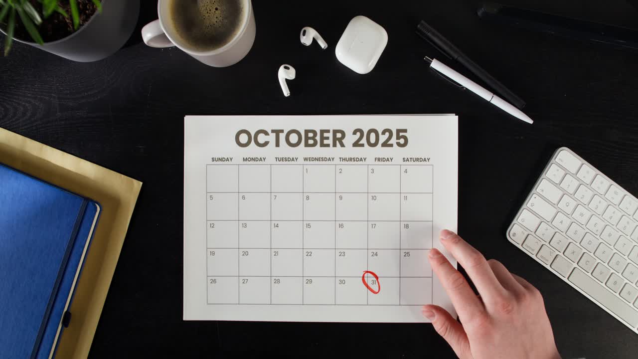 persona que marca la fecha en el calendario de octubre de 2025