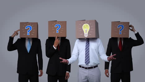 equipo de hombres de negocios escondiendo la cabeza con la caja y gesticulando