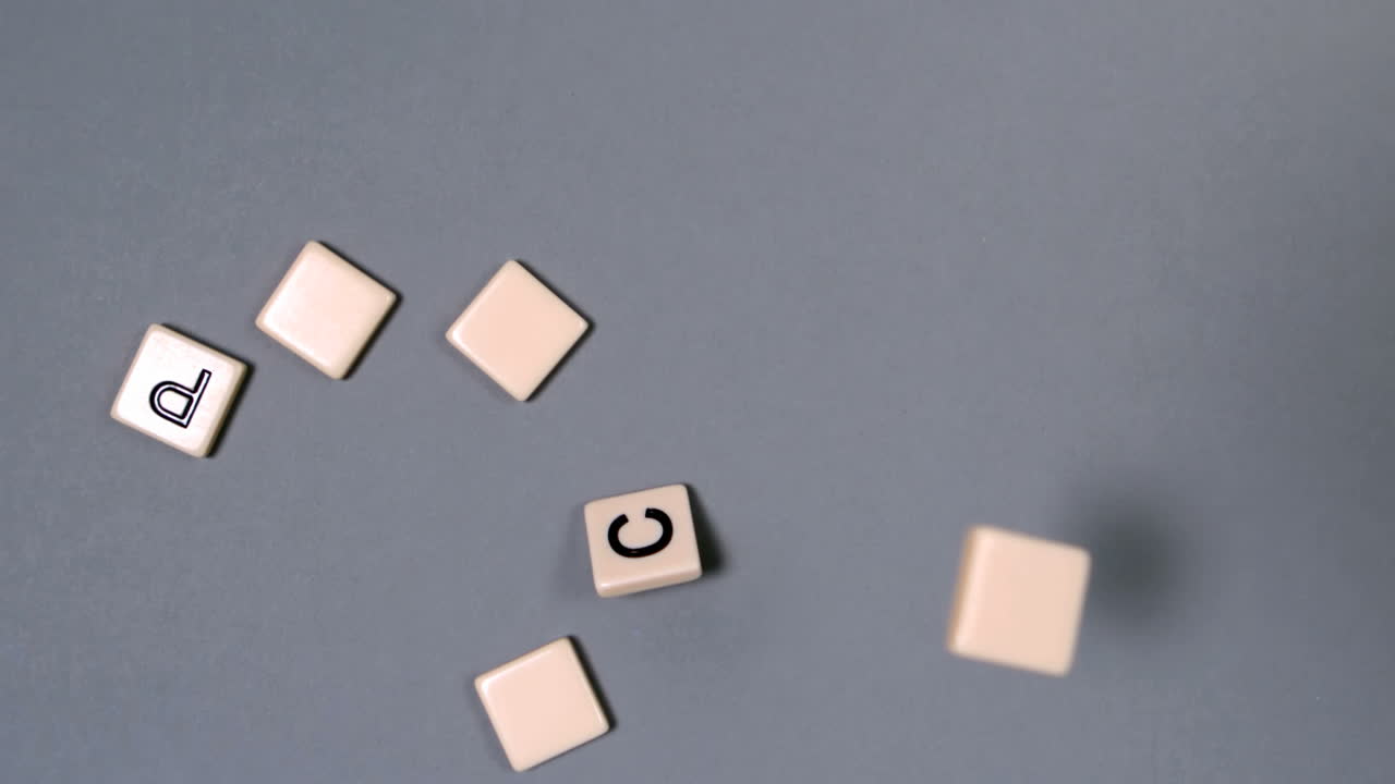 letras de plástico rebotando y deletreando la política