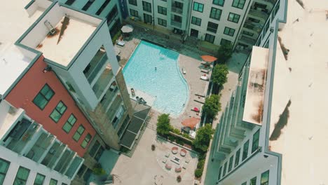imágenes de drones de un hermoso complejo de apartamentos, con una piscina y un patio adjuntos