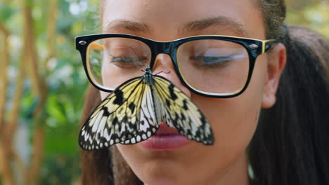 niño, parque de mariposas y sonrisa en la cara al aire libre