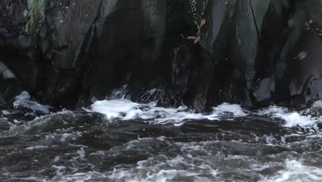 turbulencia de agua en las cataratas del trueno, presa de las cataratas woonsocket, providencia, rhode island, río blackstone