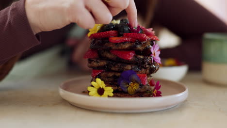 Pfannkuchen,-Dekoration-Und-Hand