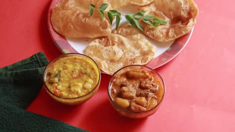 Rotation-Chole-Bhature-Oder-Kichererbsen-Curry-Und-Gebratenes-Puri,-Serviert-In-Terrakotta-Geschirr-Auf-Rotem-Hintergrund