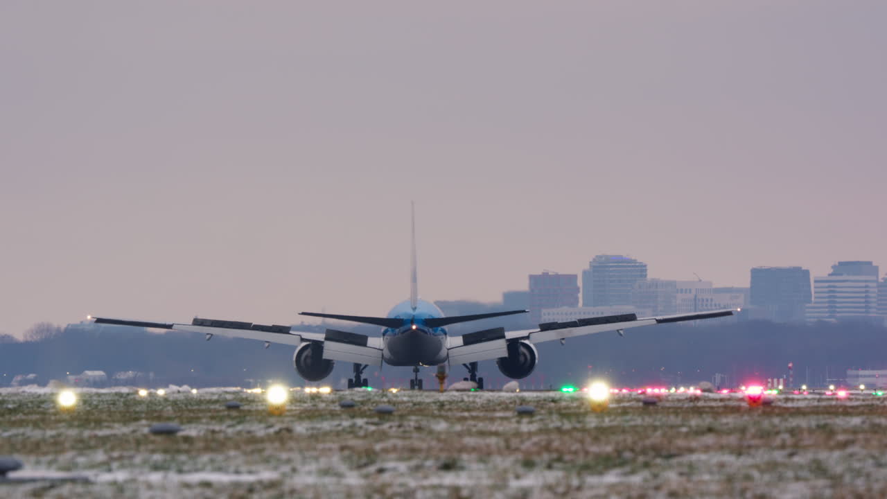 Grande Aereo di Linea che Atterra su Pista Innevata all'Aeroporto al Crepuscolo