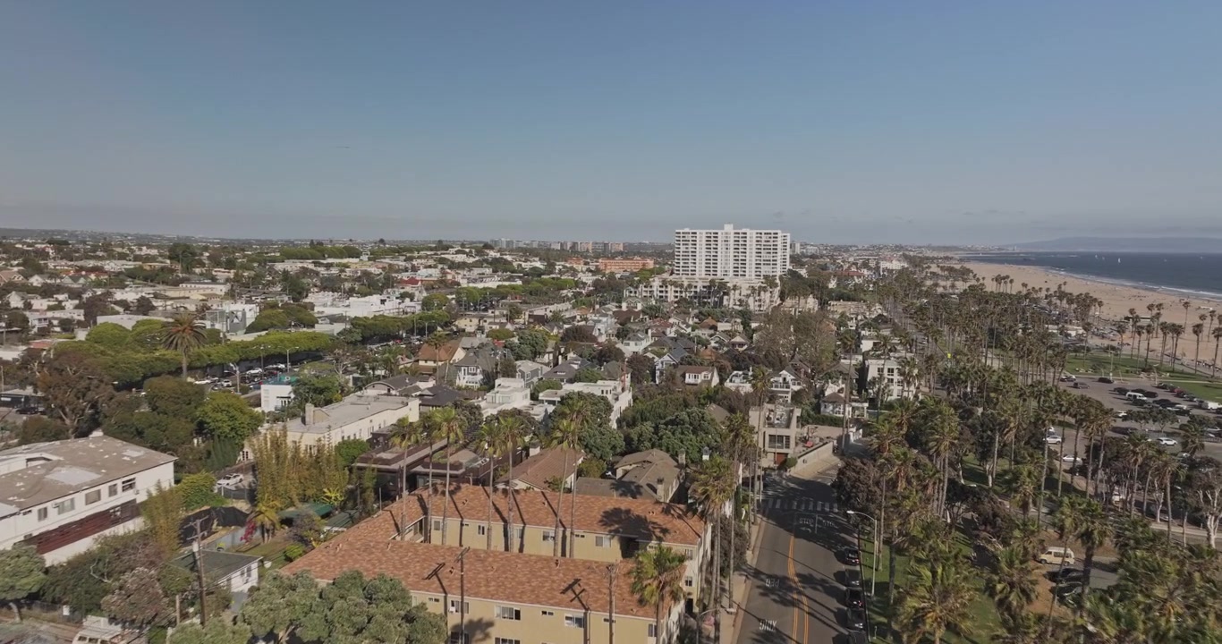 Santa Monica Californien luftfoto v10 lav overflyvning over Ocean Park og Crescent Bay, der afslører strand, palmeomkransede kvarterer, kystlinje og Venedig - Optaget med Mavic 3 Pro Cine - 25. maj 2024