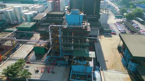 vista en órbita de drones de la moderna fábrica de refinería de aceite de palma con tanques y alrededores del almacén, malasia