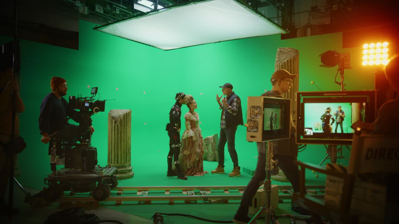 큰 영화 스튜디오에서 전문 승무원 촬영 기간 의상 드라마 영화. 촬영장에서: 감독은 여성 여배우에게 장면을 설명합니다. 르네상스 여인을 연기하는 여배우와 모션 처 슈트를 입은 배우.