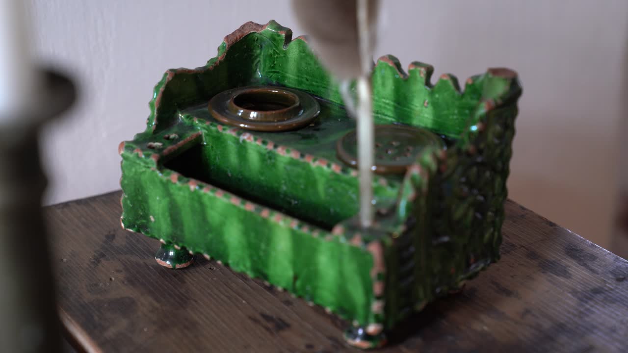 클로즈업 에서 나무 책상 에 있는 고대 펜 들기기