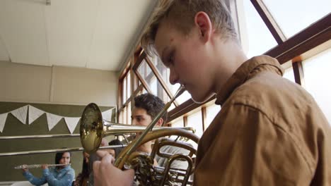 músicos adolescentes ensayando