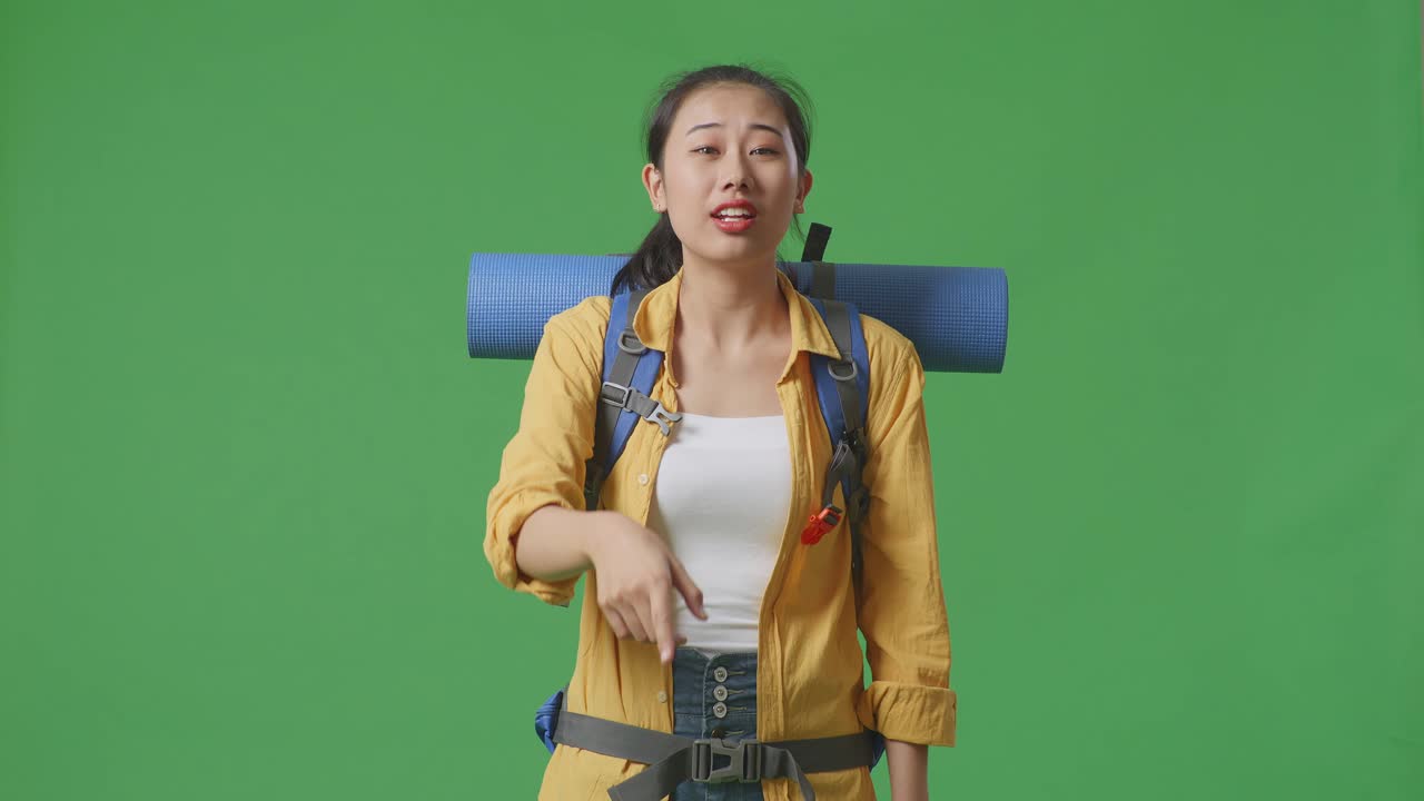 mujer viajera señalando