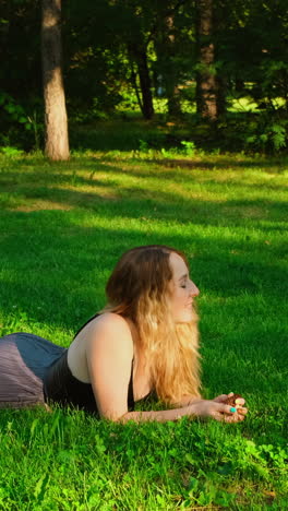 una mujer relajándose en un parque.