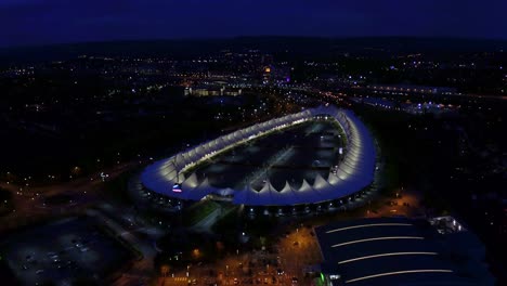 vista aérea de la ciudad de ashford, kent, reino unido por la noche