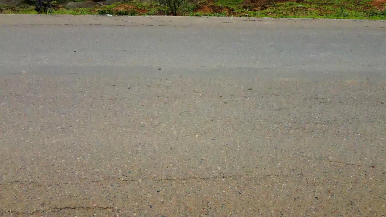 사막의 밤의 평온을 경험하라, 별들이 머리 위에서 반이고, 광활한 광활함을 천상의 빛으로 비추고 있다.