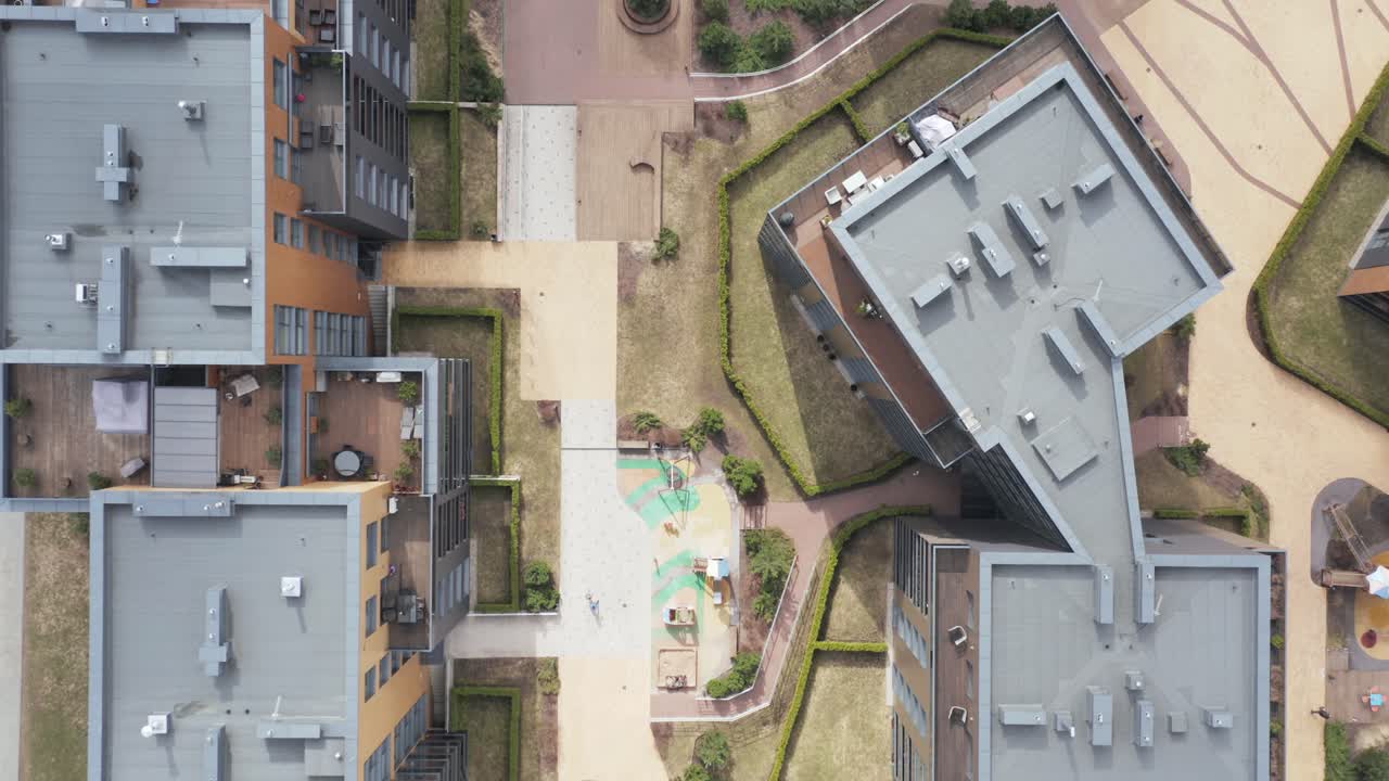 antena: líneas de edificios con áreas de juego de aspecto futurista