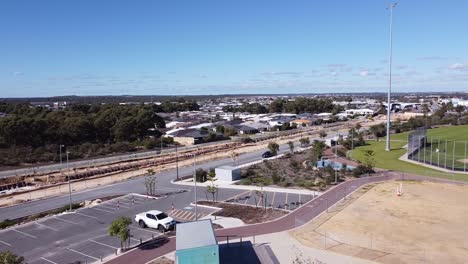 Luftaufnahme-Von-Links,-Die-Die-Erweiterungsarbeiten-Der-Yanchep-Schiene-Vom-Bahnhof-Butler-Zur-Promenade-Von-Santorino-Zeigt