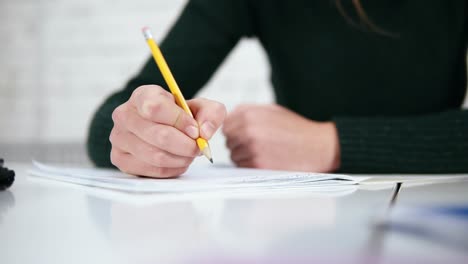 Die-Hände-Einer-Menschlichen-Frau-Schreiben-Mit-Bleistift-Wörter-Löschen-Und-Neu-Schreiben