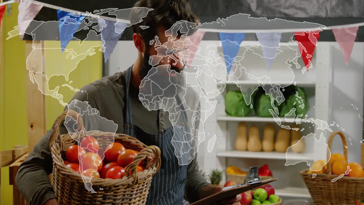 Vendedor segurando cesta de tomates e anotando estoque em prancheta no mercado, enquanto uma sobreposição de mapa-múndi desaparece.