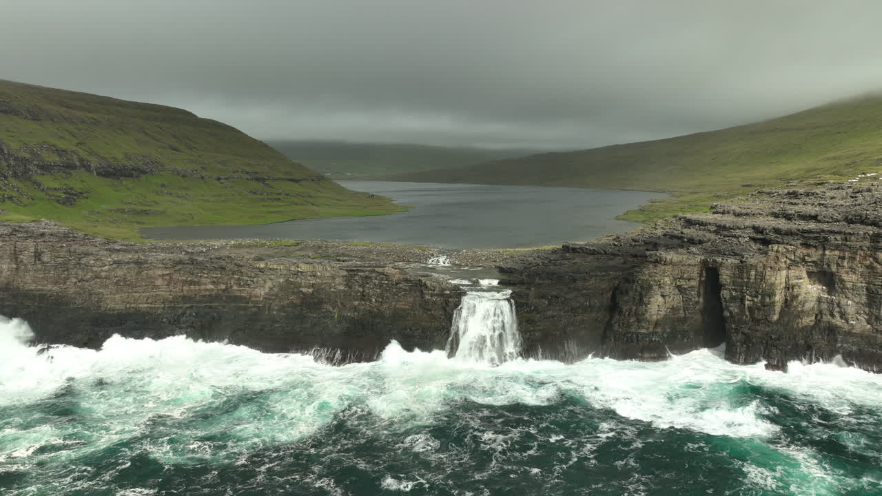 panorámica aérea que establece la cascada de sorvagsvatn en las islas feroe