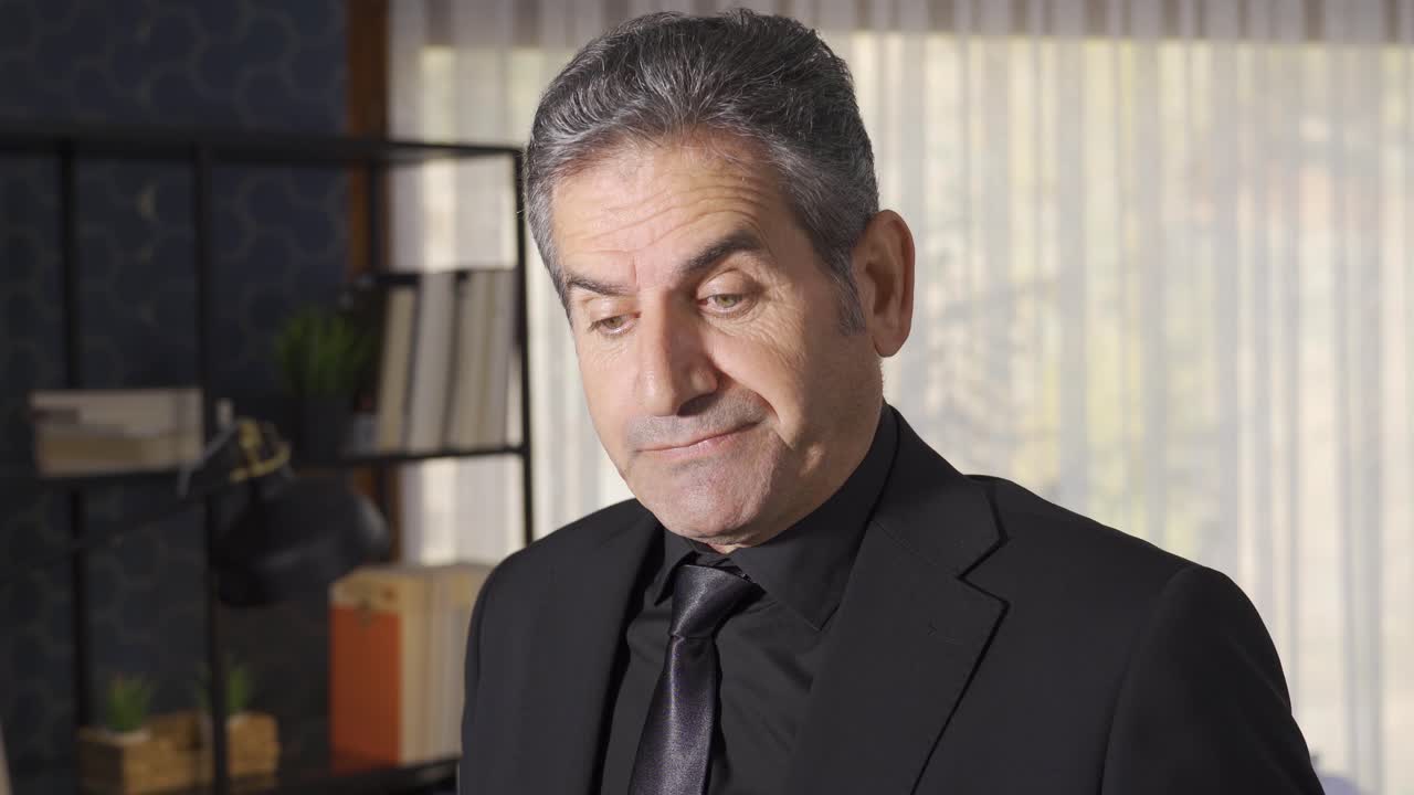 o trabalhador de escritório maduro está sobrecarregado e nervoso.