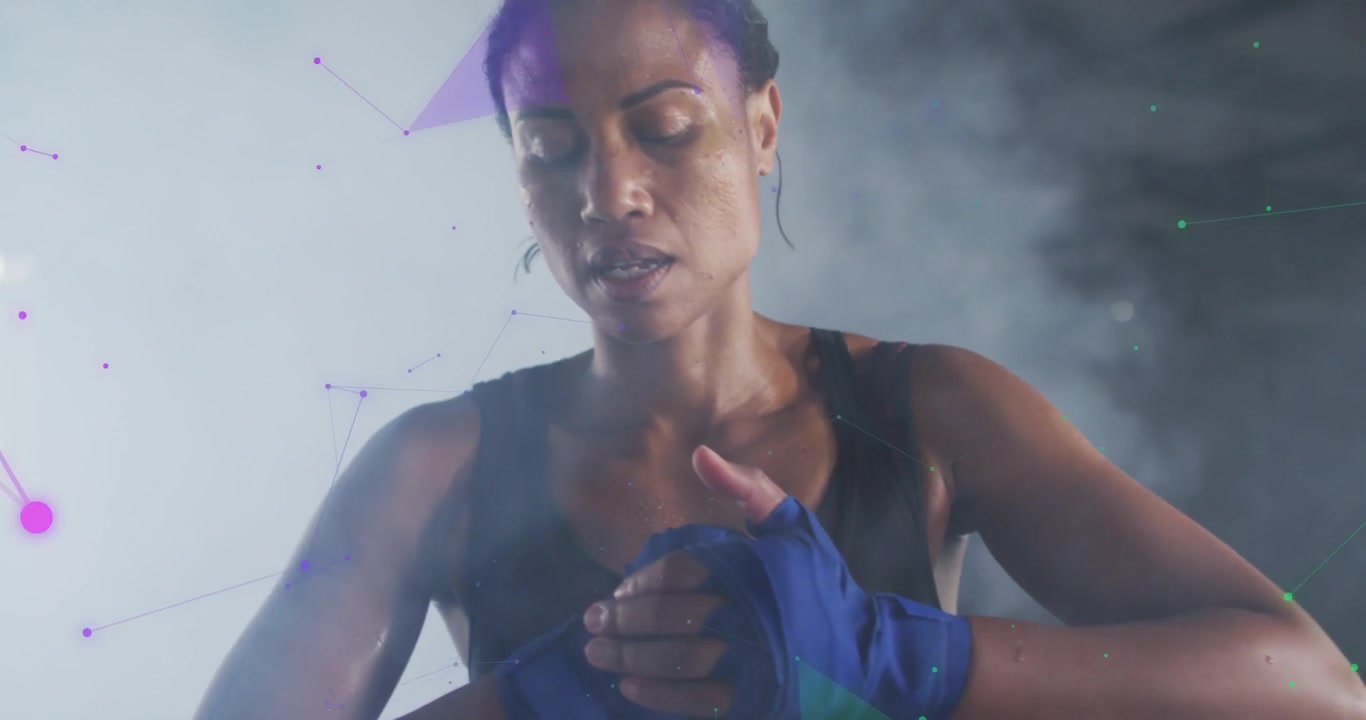 Mujer preparándose para entrenar, vendándose con vendas azules mientras las superposiciones se mueven alrededor de sus manos y una neblina.